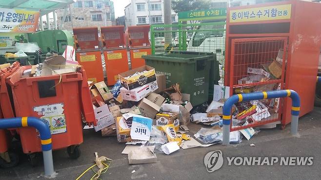 2016년 9월 제주시 내 한 클린하우스에 마구 버려진 종이박스 [연합뉴스 자료사진]