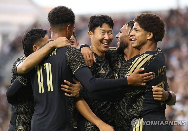 동료들과 득점 자축하는 손흥민 [게티이미지/AFP=연합뉴스]