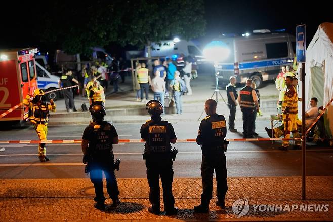 차량이 돌진해 부상자가 다수 발생한 독일 베를린 성소수자 행사 현장 [AP=연합뉴스. 재판매 및 DB 금지]