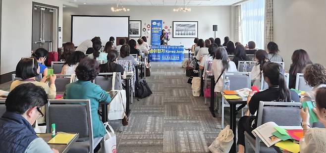 'AI 시대, K종이접기로 한국문화를 접어 펼치다' 주제 강연회 한기선 명인이 고깔문화의 역사와 K종이접기의 교육적 가치에 대해 설명하고 있다. [종이문화재단 제공]