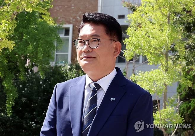 송영길, 이세종 열사 추모 (전주=연합뉴스) 나보배 기자 = 당권주자인 더불어민주당 송영길 당 대표 후보가 24일 전북대학교 내 고 이세종 열사비를 찾아 추모하고 있다. 2026.7.24 warm@yna.co.kr