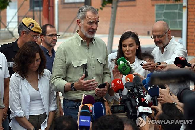 대피소 방문한 스페인 국왕 부부 [AFP=연합뉴스 자료사진. 재판매 및 DB 금지]