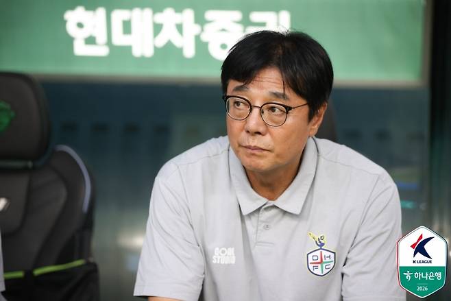 황선홍 대전하나시티즌 감독이 지난 21일 전주월드컵경기장에서 열린 '하나은행 K리그1 2026' 19라운드 전북현태모터스와 경기에서 그라운드를 바라보고 있다. 한국프로축구연맹 제공