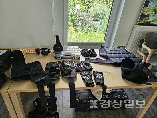 ▲ 조끼와 귀마개, 고글 등 '노화 체험' 훈련에 쓰이는 물품들.