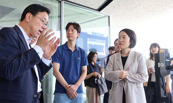 24일 오전 제주 쏘카터미널을 방문한 위성곤 제주특별자치도지사(오른쪽)와 이소영 의원(가운데)이 박재욱 쏘카ㆍ에이펙스 모빌리티 대표이사와 함께 미래 모빌리티 비전에 대해 의견을 나누고 있다./사진: 쏘카 제공