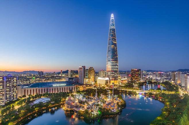 롯데타운 잠실 및 롯데월드타워 전경 (사진=롯데지주)