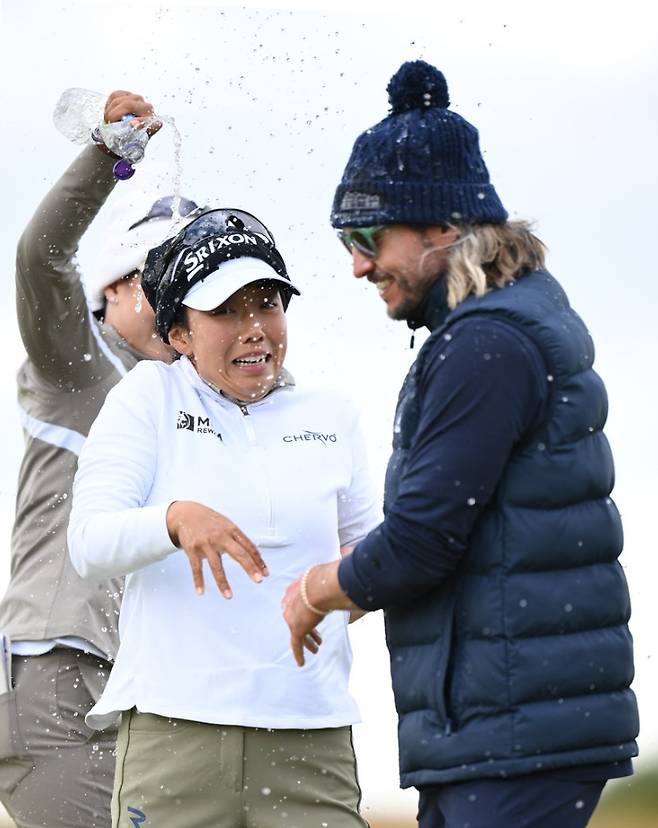 신지은이 26일(현지시간) LPGA투어 스코티시 여자 오픈에서 우승한 뒤 동료들에게 물세례를 받고 있다. (레이디스 유러피언 투어 홈페이지 캡처)
