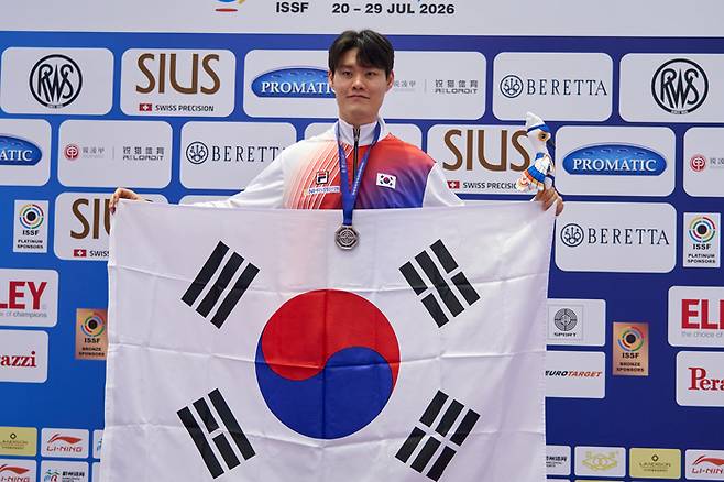 사격 대표팀 홍수현이 26일(현지시간) 중국 항저우에서 열린 2026 ISSF 월드컵 항저우 10m 공기권총 남자 개인전에서 은메달을 따냈다. 사진 | 대한사격연맹