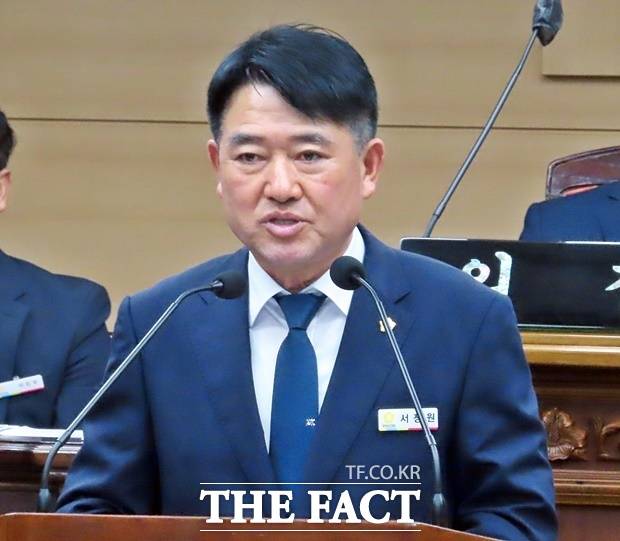 서장원 의원이 27일 부여군의회 제302회 임시회 제1차 본회의에서 5분 자유발언을 하고 있다. /김형중 기자