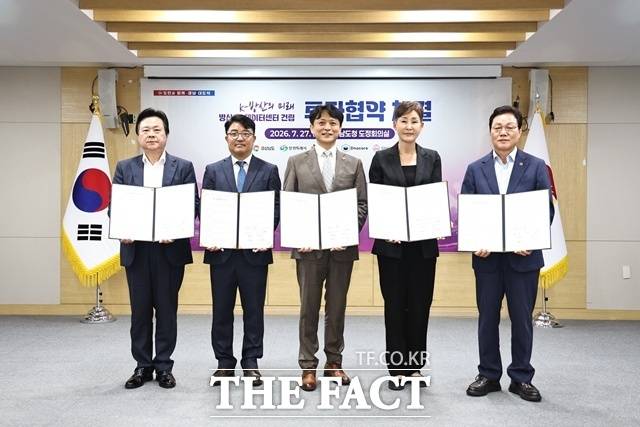 27일 경남도청 도정회의실에서 국내 최초 방산 전용 인공지능 데이터센터 건립을 위한 투자협약을 체결했다.(오른쪽부터 박완수 경남도지사, 정현숙 신화철강 대표이사, 정무경 디노티시아 대표이사, 기정수 디노코어 대표이사, 강기윤 창원특례시장) /경남도