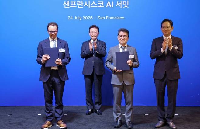 이준희 삼성 SDS 사장과 다리오 아모데이 앤트로픽 최고경영자가 24일(현지시간) 이재명 대통령이 임석한 가운데 미국 샌프란시스코 더 미드웨이에서 열린 AI 서밋에서 전략적 파트너십 협약(SPA)을 체결한 뒤 기념 촬영을 하고 있다. 오른쪽은 이재용 삼성전자 회장. 연합뉴스