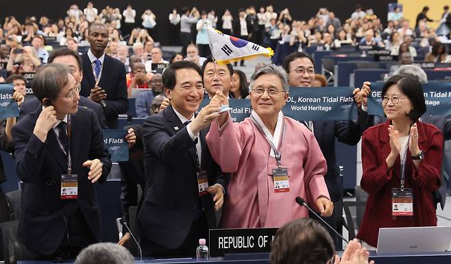 25일 부산 벡스코에서 열린 제48차 유네스코 세계유산위원회 본회의에서 '한국의 갯벌' 2단계 확대 등재가 확정되자 한국 대표단이 기뻐하고 있다. 앞줄 왼쪽부터 이길용 전남광주통합특별시 문화정책관, 박수현 충남도지사, 허민 국가유산청장, 김지희 주유네스코 대사. /뉴스1