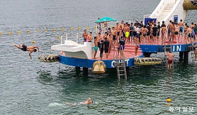 25일 부산 서구 송도해수욕장 해상 다이빙대를 찾은 방문객이 다이빙을 하고 있다. 김화영 기자 run@donga.com
