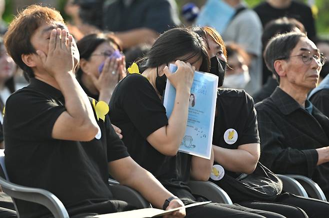 고(故) 이채원 양의 49재 추모식이 열린 21일 오후 광주 광산구 광주광역시교육청시민협치진흥원에서 추모식에 참여한 이 양의 유가족들이 오열하고 있다. 응급구조사가 꿈이었던 이 양은 지난 어린이날이었던 5월5일 귀가 도중 계획범죄를 노리고 접근한 장윤기(23)에 의해 숨졌다. 2026.06.21 뉴시스