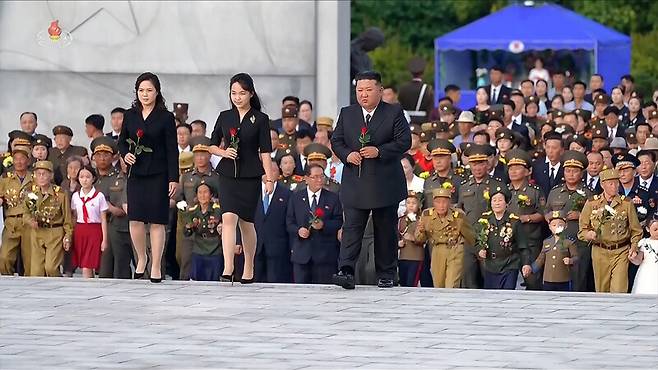 김정은 북한 국무위원장이 6·25전쟁 정전협정 체결 73주년(전승절)을 하루 앞둔 지난 26일 평양 조국해방전쟁참전열사묘를 참배했다고 조선중앙티브이(TV)가 27일 보도했다. 김 위원장이 부인 리설주 여사, 딸 주애와 함께 꽃을 들고 열사묘로 들어서고 있다. 조선중앙티브이, 연합뉴스