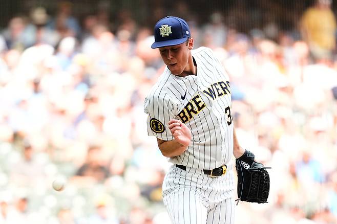 <yonhap photo-1155=""> Milwaukee Brewers' Jacob Misiorowski avoids being hit by a line drive during the fourth inning of a baseball game against the Colorado Rockies, Sunday, July 26, 2026, in Milwaukee. (AP Photo/Aaron Gash)/2026-07-27 04:36:39/ <저작권자 ⓒ 1980~2026 ㈜연합뉴스. 무단 전재 재배포 금지, AI 학습 및 활용 금지></yonhap>