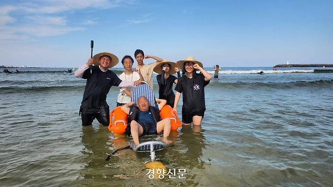 지난해 여름 표선 해수욕장에서 수상 휠체어를 이용해 바다를 즐기고 있는 모습 . 제주 동부종합사회복지관 김민석 복지사 제공
