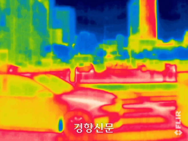 서울 낮 최고기온이 33도까지 오르는 등 전국적으로 폭염이 기승을 부린 27일 열화상 카메라로 서울 광화문 사거리를 촬영했다. 온도가 높은 광장 바닥은 붉게, 상대적으로 온도가 낮은 숲과 하늘은 푸른색을 띠고 있다. 정지윤 선임기자