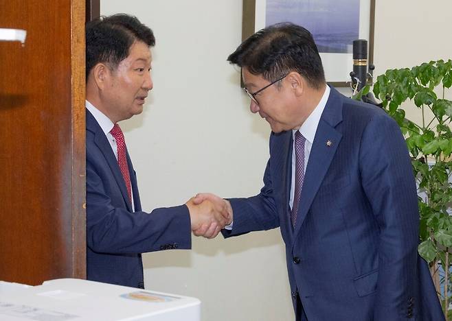 22대 후반기 국회 상임위원회 배정 기준에 불만을 제기하는 과정에서 국민의힘 정점식 원내대표(오른쪽)의 멱살을 잡았던 권영진 의원이 27일 국회 내 원내대표실을 방문해 사과한 뒤 정 원내대표와 악수하고 있다. 연합뉴스