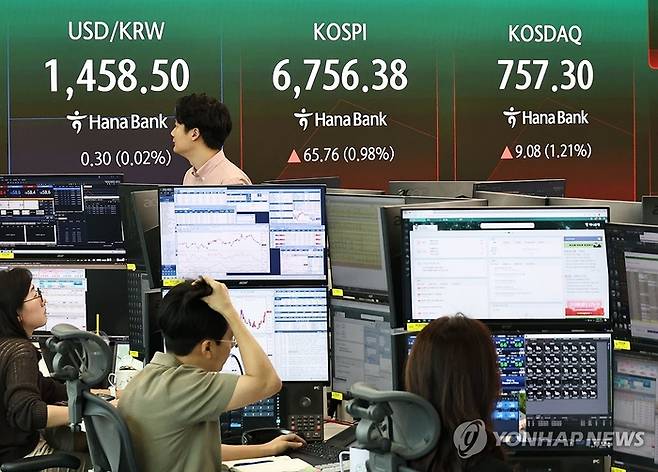 27일 서울 중구 하나은행 딜링룸 현황판에 코스피 등이 표시되고 있다. [연합뉴스]