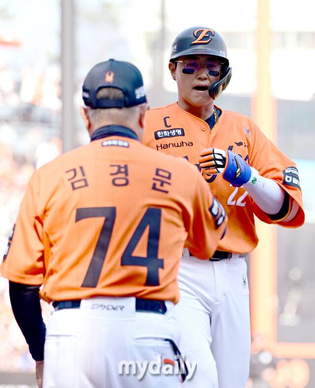 2026년 3월 28일 오후 대전 한화생명볼파크에서 열린 ‘2026 신한 SOL KBO리그' 개막전 키움 히어로즈와 한화 이글스의 경기. 한화 채은성이 4회말 1사 후 솔로홈런을 친 뒤 김경문 감독의 축하를 받고 있다./마이데일리
