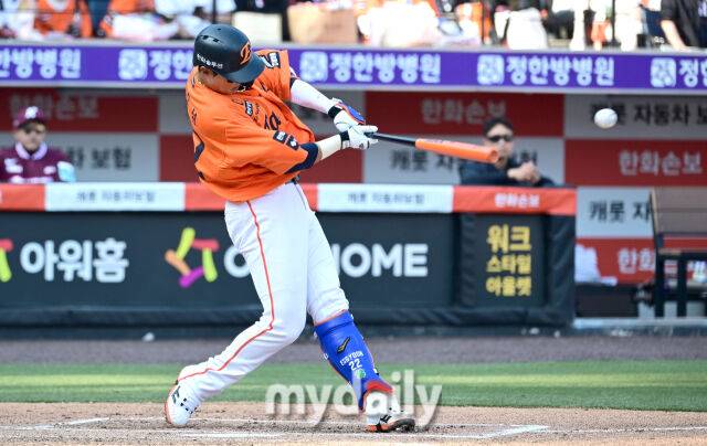 2026년 3월 28일 오후 대전 한화생명볼파크에서 열린 ‘2026 신한 SOL KBO리그' 개막전 키움 히어로즈와 한화 이글스의 경기. 한화 채은성이 4회말 1사 후 솔로홈런을 치고 있다./마이데일리