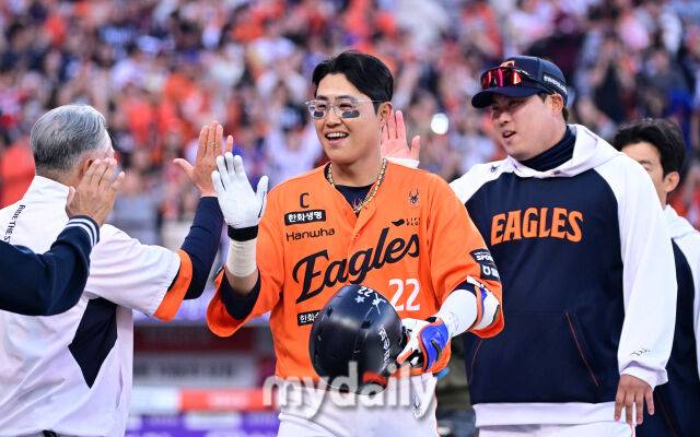2026년 3월 28일 오후 대전 한화생명볼파크에서 열린 ‘2026 신한 SOL KBO리그' 개막전 키움 히어로즈와 한화 이글스의 경기. 한화 채은성이 10-9로 승리한 뒤 기뻐하고 있다./마이데일리