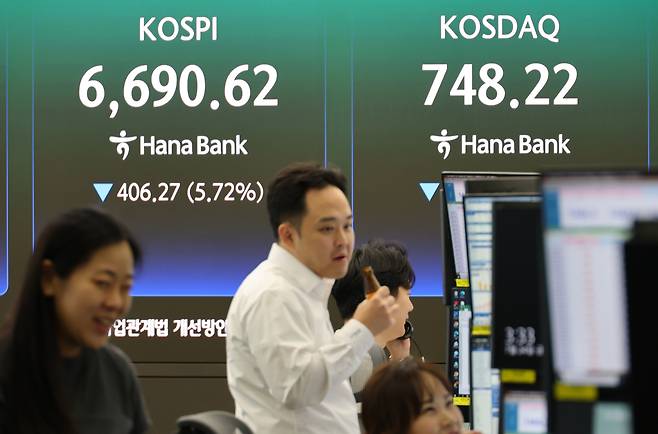 코스피와 코스닥이 모두 급락한 24일 서울 하나은행 본점에서 직원들이 증시와 환율을 모니터하고 있다. [연합]