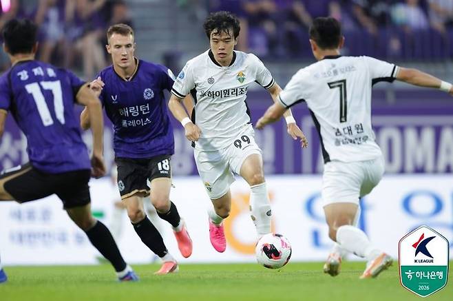 [서울=뉴시스] 프로축구 K리그1 FC안양의 크네제비치, 강원FC의 강준혁. (사진=한국프로축구연맹 제공)