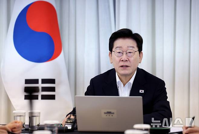 [브라질리아=뉴시스] 김진아 기자 = 남미 순방 중인 이재명 대통령이 26일(현지 시간) 브라질 브라질리아의 한 호텔에서 열린 대통령수석보좌관회의에서 발언을 하고 있다. 2026.07.27. bluesoda@newsis.com