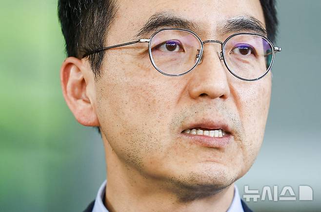 [서울=뉴시스] 정병혁 기자 = 정성호 법무부 장관에 이어 구자현 검찰총장 직무대행(대검찰청 차장검사)도 조만간 사의를 밝힐 것이라는 관측이 나온다. 구 대행이 지난 4월 17일 서울 서초구 대검찰청 앞에서 국회에서 진행 중인 윤석열 정권 정치검찰 조작기소 의혹 사건 진상규명 국정조사와 관련해 입장을 밝히고 있다. 2026.07.27. jhope@newsis.com