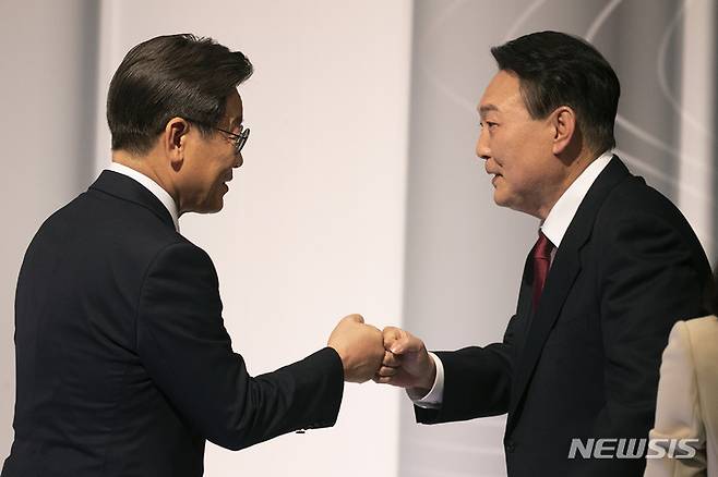 [서울=뉴시스] 국회사진기자단 = 윤석열 전 대통령의 공직선거법 위반 사건 1심은 '일반 유권자가 해당 발언을 어떻게 이해하느냐'를 기준으로 그의 대선 후보 시절 발언이 '후보자의 행위에 관한 허위사실 공표'에 해당한다고 판단했다. 사진은 이재명 당시 더불어민주당, 윤석열 당시 국민의힘 대선 후보가 지난 2022년 2월 25일 서울 마포구 SBS 프리즘타워 오디토리움에서 열린 중앙선거관리위원회 주관 두 번째 TV 토론회에 앞서 인사하는 모습. 2026.07.27. photo@newsis.com