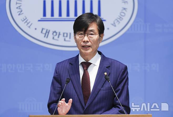 [서울=뉴시스] 김근수 기자 = 조경태 국민의힘 의원이 지난 8일 오후 서울 여의도 국회 소통관에서 장동혁 국민의힘 당 대표에 대한 윤리위원회 제소 관련 기자회견을 하고 있다. 2026.07.08. ks@newsis.com