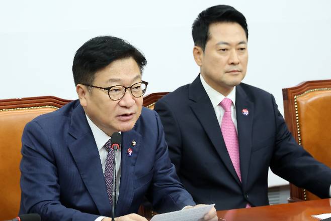 국민의힘 정점식 원내대표가 27일 국회에서 열린 최고위원회의에서 발언하고 있다. 오른쪽은 장동혁 대표. 연합뉴스