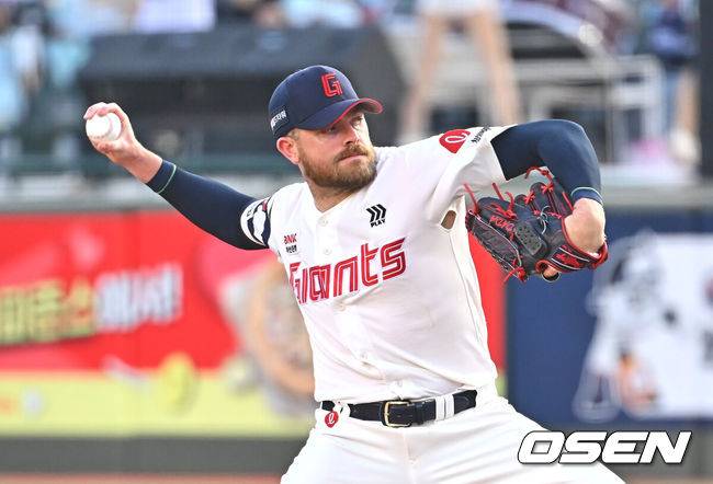 [OSEN=부산, 이석우 기자] 26일 부산 사직야구장에서 2026 신한 SOL KBO 리그 롯데 자이언츠와 KT 위즈의 경기가 열렸다. 홈팀 롯데는 비슬리가, 방문팀 KT는 사우어가 선발 출전했다.롯데 자이언츠 선발 투수 비슬리가 역투하고 있다. 2026.07.26 / foto0307@osen.co.kr