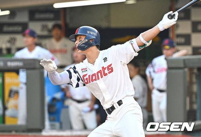 [OSEN=부산, 이석우 기자] 26일 부산 사직야구장에서 2026 신한 SOL KBO 리그 롯데 자이언츠와 KT 위즈의 경기가 열렸다. 홈팀 롯데는 비슬리가, 방문팀 KT는 사우어가 선발 출전했다.롯데 자이언츠 윤동희가 1회말 2사 1,2루 좌중간 1타점 2루타를 치고 있다. 2026.07.26 / foto0307@osen.co.kr