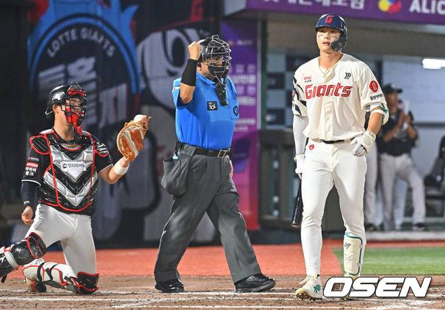 [OSEN=부산, 이석우 기자] 25일 부산 사직야구장에서 2026 신한 SOL KBO 리그 롯데 자이언츠와 KT 위즈의 경기가 열렸다. 홈팀 롯데는 김진욱이, 방문팀 KT는 소형준이 선발 출전했다.롯데 자이언츠 윤동희가 7회말 무사 만루 찬스에서 삼진 아웃당하고 있다. 2026.07.25 / foto0307@osen.co.kr