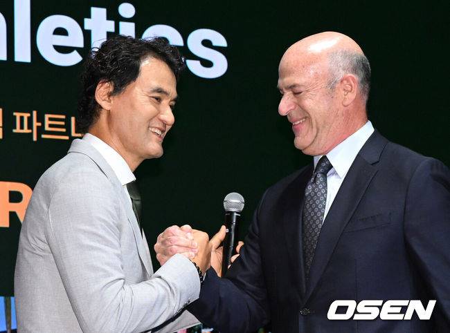 [OSEN=이대선 기자] 27일 서울 강남구 웨스틴 서울 파르나스에서 Team61-애슬레틱스(A's) 전략적 파트너십 미디어 컨퍼런스가 열렸다.박찬호를 중심으로 결성된 투자 컨소시엄 ’Team61’은 메이저리그 구단 라스베이거스 애슬레틱스와 전략적 파트너십을 체결하고 총 7,000만 달러 규모를 투자하기로 했다고 밝혔다. 현재까지 5,500만 달러의 투자가 완료됐으며 나머지 1,500만 달러는 메이저리그 승인을 거쳐 최종 투자될 예정이다.전 야구선수 박찬호, 존 피셔 구단주가 프레젠테이션을 하고 있다. 2026.07.27 /sunday@osen.co.kr