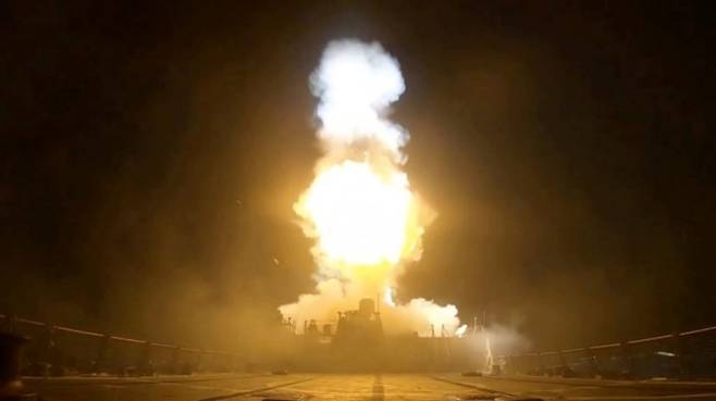 2026년 7월 11일(현지시간) 미군 중부사령부(CENTCOM)가 이란에 대한 공습을 감행하며 함정에서 미사일을 발사하고 있다. CENTCOM 제공. 로이터 연합뉴스