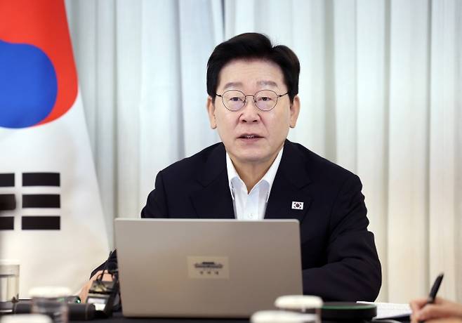 이재명 대통령, 브라질에서 대수보 주재 - 이재명 대통령, 브라질에서 대수보 주재 (브라질리아=연합뉴스) 한상균 기자 = 브라질을 국빈 방문 중인 이재명 대통령이 26일(현지시간) 브라질리아 한 호텔에서 화상 수석보좌관회의를 주재하고 있다. 2026.7.27 xyz@yna.co.kr (끝)