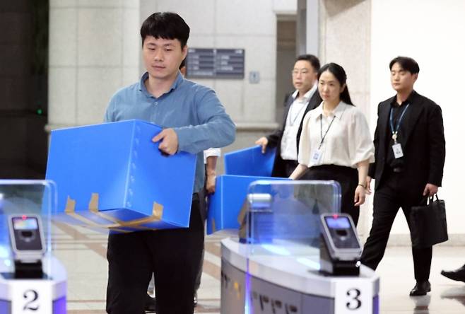합수본, 중앙선관위 압수수색 종료 - 23일 압수수색을 마친 합동수사본부 관계자들이 과천 중앙선거관리위원회에서 나오고 있다. 투표용지 부족 사태 진상 규명을 위한 검경 합동수사본부는 이날 오전부터 경기도 과천시 중앙선관위와 송파구·강남구·서초구 선관위 등을 압수수색했다.  연합뉴스