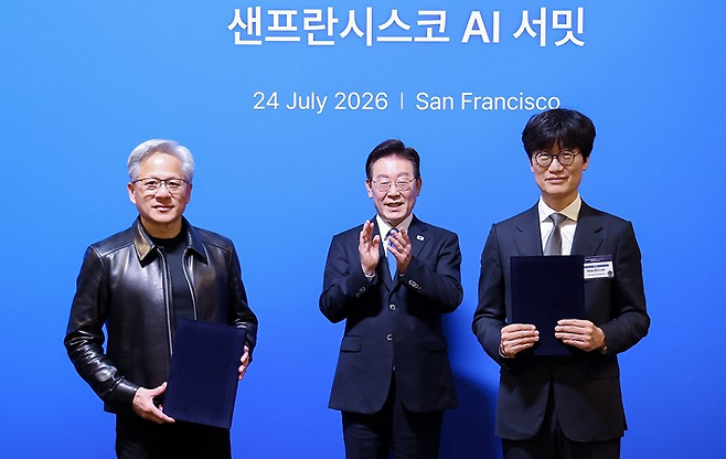 이해진 네이버 이사회 의장과 젠슨 황 엔비디아 최고경영자가 지난 24일(현지시간) 이재명 대통령이 임석한 가운데 미국 샌프란시스코 더 미드웨이에서 열린 AI 서밋에서 글로벌 AI 팩토리 구축을 위해 지분 투자 유치에 관한 전략적 투자협약을 체결한 뒤 기념촬영을 하고 있다. 연합뉴스