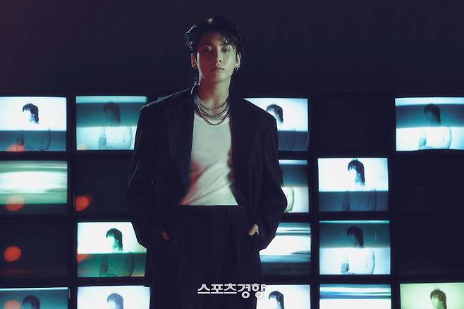 가수 정국이 여러 대의 모니터를 배경으로 카메라를 응시하고 있다. 빅히트 뮤직 제공