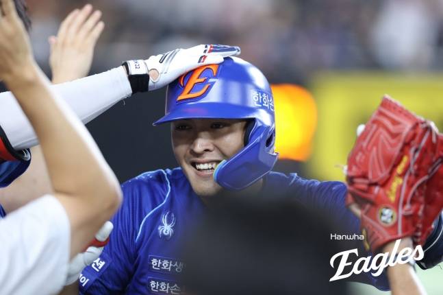 한화 이글스 한지윤이 26일 LG 트윈스전에서 8회말 스리런 홈런을 날리고 더그아웃으로 돌아와 동료들의 축하를 받고 있다. /사진=한화 이글스 제공