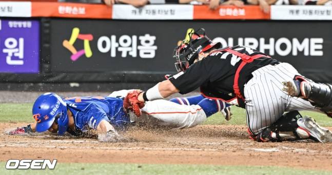 한화 김태연(왼쪽)이 26일 경기 8회말 심우준의 유격수 땅볼 때 LG 포수 박동원의 태그를 피해 홈인하고 있다. /사진=OSEN