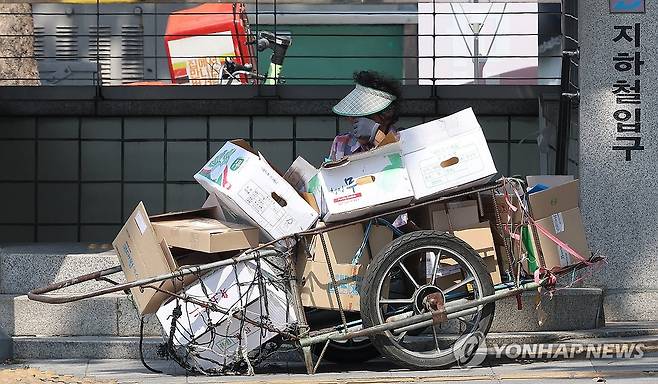대구 낮 기온이 섭씨 37도를 넘긴 2024년 6월 대구 달서구 반고개역에서 폐지를 수집하다가 휴식을 취하는 어르신 모습 [연합뉴스 자료사진]