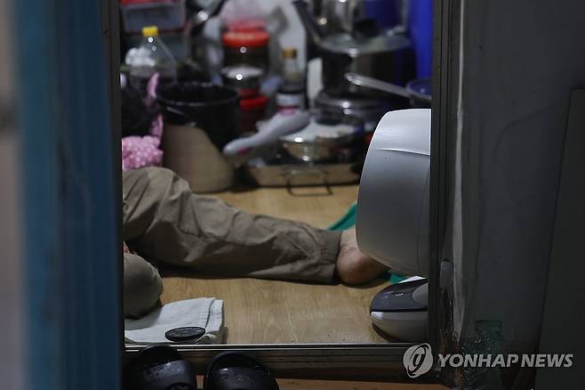 2026년 7월 서울 종로구 돈의동의 쪽방촌에서 선풍기로 더위를 식히는 주민 [연합뉴스 자료사진]