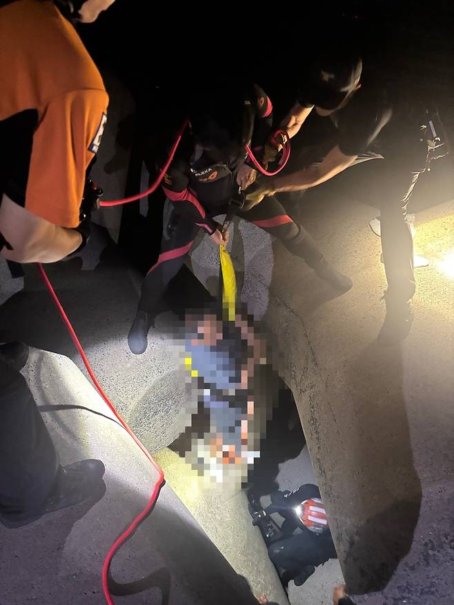 26일 테트라포드 아래로 추락한 A씨를 구조하는 119구조대 [제주도소방안전본부 제공. 재판매 및 DB 금지]