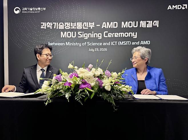 (오른쪽)리사 수 AMD CEO와 배경훈 부총리 겸 과학기술정보통신부 장관 한국시간 7월 24일 오전7시(현지시간 7월 23일 오후 3시) 배경훈 부총리 겸 과학기술정보통신부 장관과 리사 수 AMD 회장이 만나 AI 반도체 생태계 협력을 위한 과기정통부-AMD간 MOU를 체결했다. [ 과학기술정보통신부 제공. 재판매 및 DB 금지]