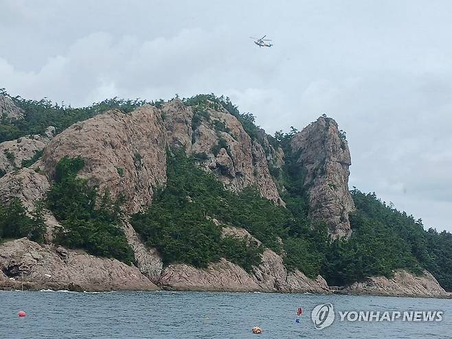 선유봉 추락 사고 현장서 구조 작업하는 소방당국 (군산=연합뉴스) 27일 오전 9시 49분께 전북 군산시 선유봉 인근에서 사람이 추락했다는 신고가 접수돼 소방당국이 헬기 등을 동원해 구조 작업을 하고 있다. 2026.7.27 [전북소방본부 제공. 재판매 및 DB 금지] door@yna.co.kr